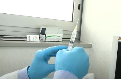 Проведение кодирования Вивитролом в Гурьевске Шприц с Вивитролом в руках у врача